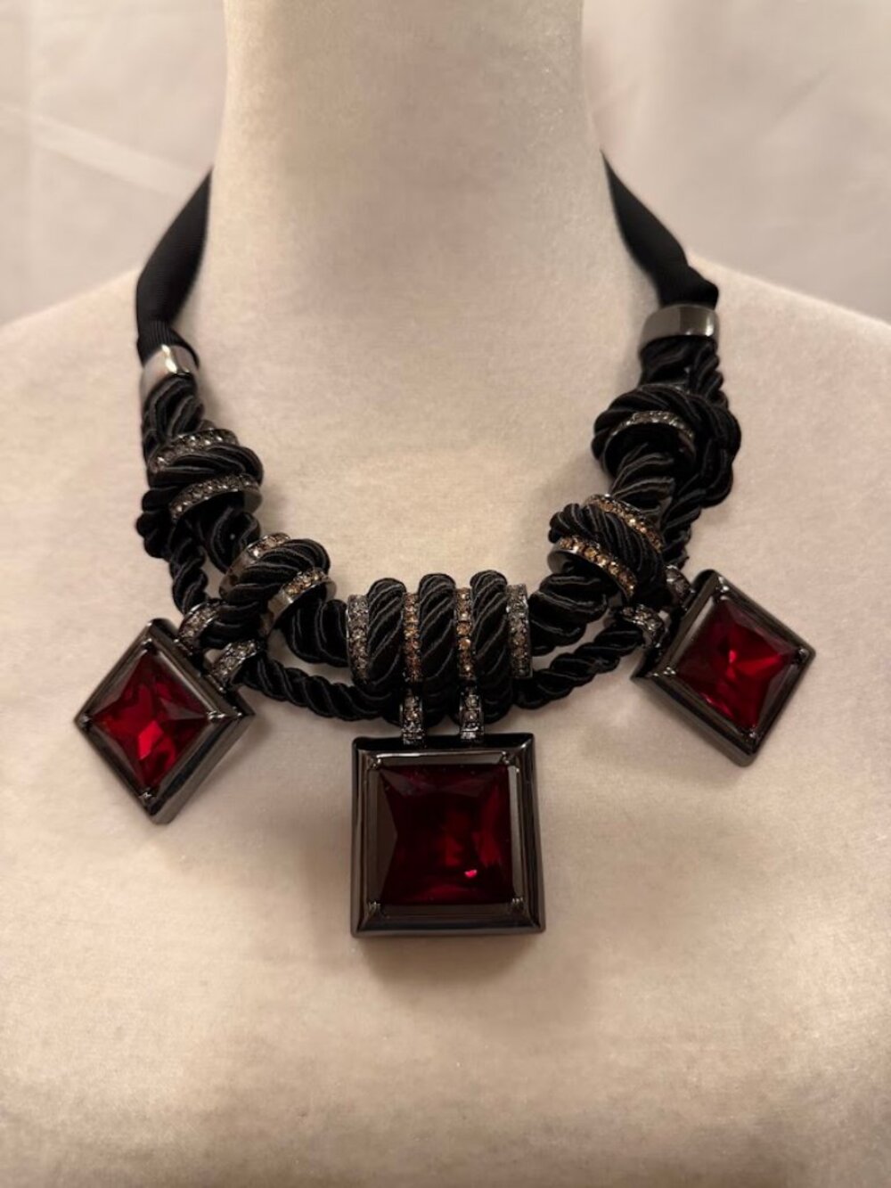 NWOT Beautiful Black and Red Necklace for any occasion